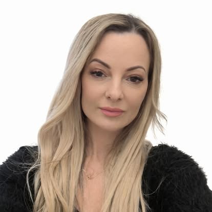 Portret klientki z brwiami po zabiegu